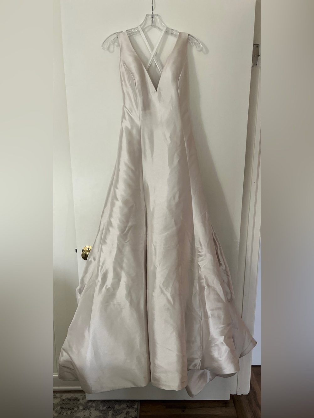 Elegant Satin V-Neck Ball Gown in Ivory